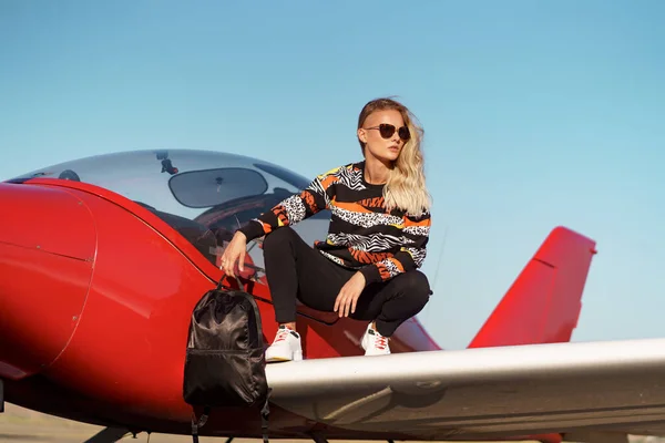 Model posing in sport outfit and sunglasses — Stock Photo, Image