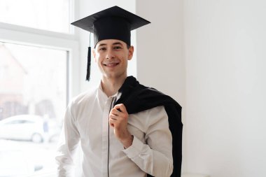 Beyaz tenli genç adam bekarlık diplomasını aldığı için çok heyecanlı.