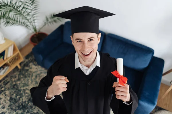Кавказский юноша очень хочет получить степень бакалавра — стоковое фото