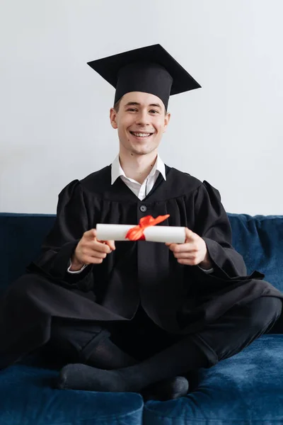 Beyaz tenli genç adam bekarlık diplomasını aldığı için çok heyecanlı. — Stok fotoğraf