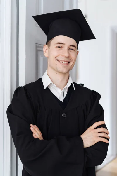 Kaukasische jongeman voelt zich erg opgewonden om zijn bachelors diploma te ontvangen — Stockfoto