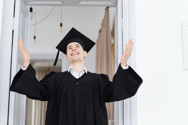 Caucasien jeune homme se sentant très excité de recevoir son baccalauréat degré — Photo