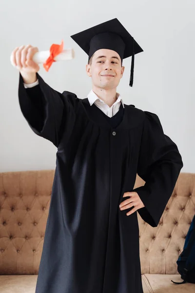 Caucasiano jovem sentindo-se muito animado para receber seu diploma de bacharel — Fotografia de Stock