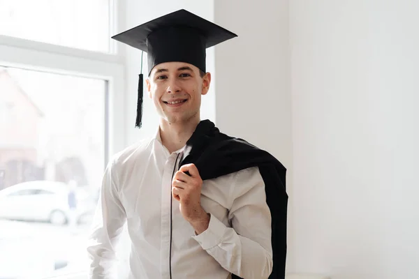 Caucasien jeune homme se sentant très excité de recevoir son baccalauréat degré — Photo