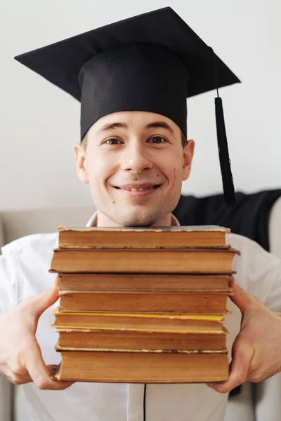 Caucasian young man feeling very excited to receive his bachelors degree — Stock Photo, Image