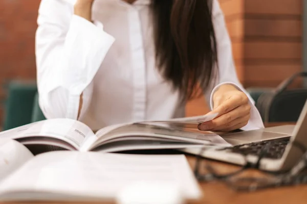 Close up Geschäftsfrau Hände arbeiten, während am Tisch sitzen — Stockfoto