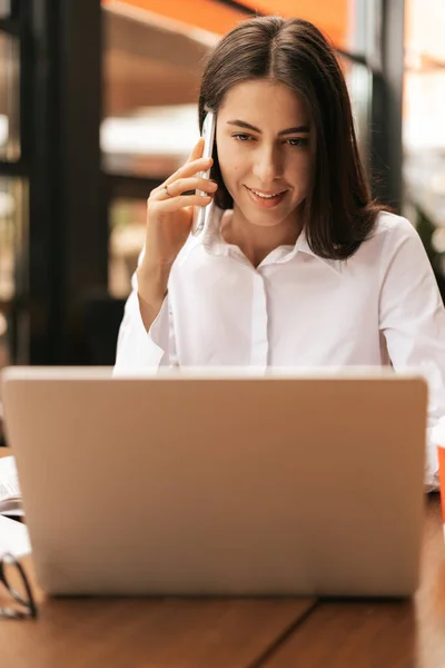 Millennial businesswoman talking on phone — Stock fotografie