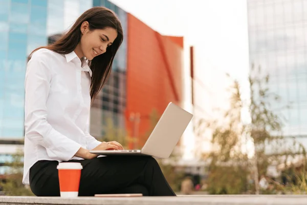 Millennial zakenvrouw praten over de telefoon — Stockfoto