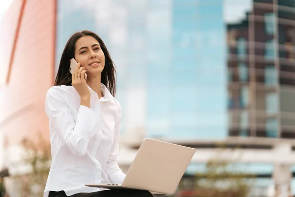 Millennial businesswoman mluví na telefonu venku — Stock fotografie