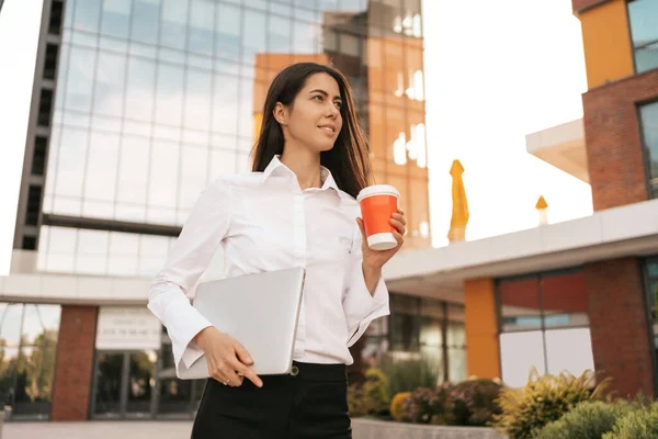 Millennial businesswoman mluví po telefonu s notebookem — Stock fotografie