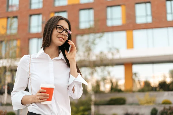 Mosolygó üzletasszony beszél telefonon — Stock Fotó