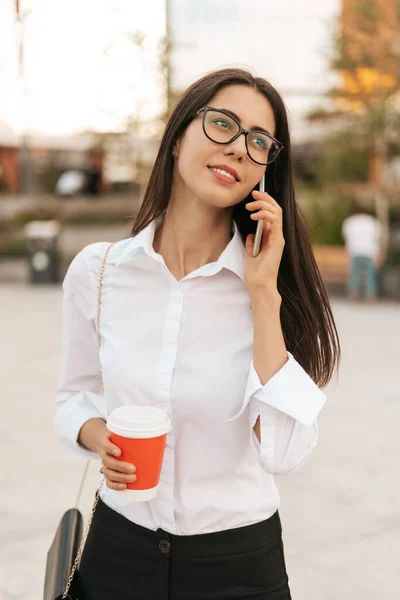 Sorrindo mulher de negócios falando ao telefone — Fotografia de Stock