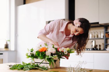 Çiçek düzenleyen güzel bir çiçekçi.