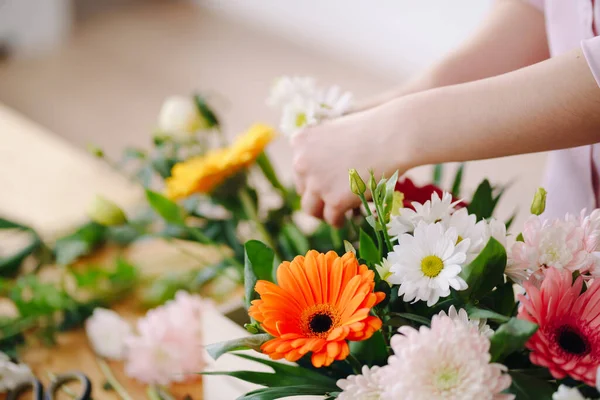 Hermosas manos floristas organizando una composición de flores —  Fotos de Stock