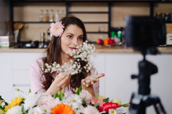 Vrouw met behulp van camera naar huis online tutorial streamen op haar blog — Stockfoto