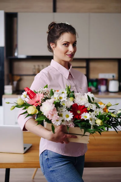 Retrato mujer sonriente con una hermosa composición de flores — Foto de Stock