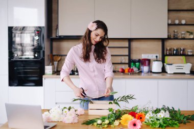 Blog 'unda eve çevrimiçi ders vermek için kamera kullanan bir kadın