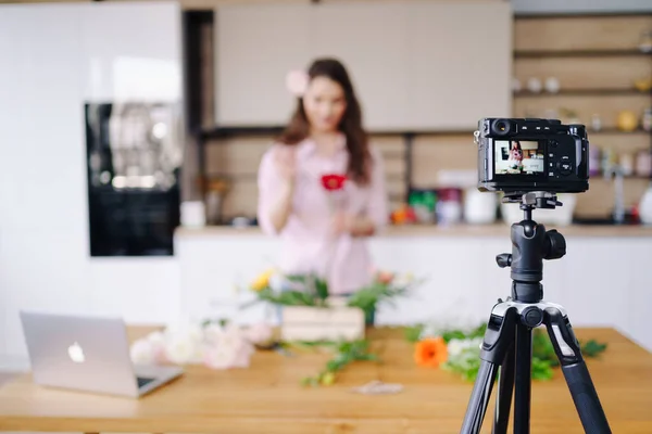 Frau streamt Online-Tutorial auf ihrem Blog mit Kamera nach Hause — Stockfoto