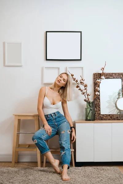 Loira mulher retrato sentar no interior da casa moderna — Fotografia de Stock