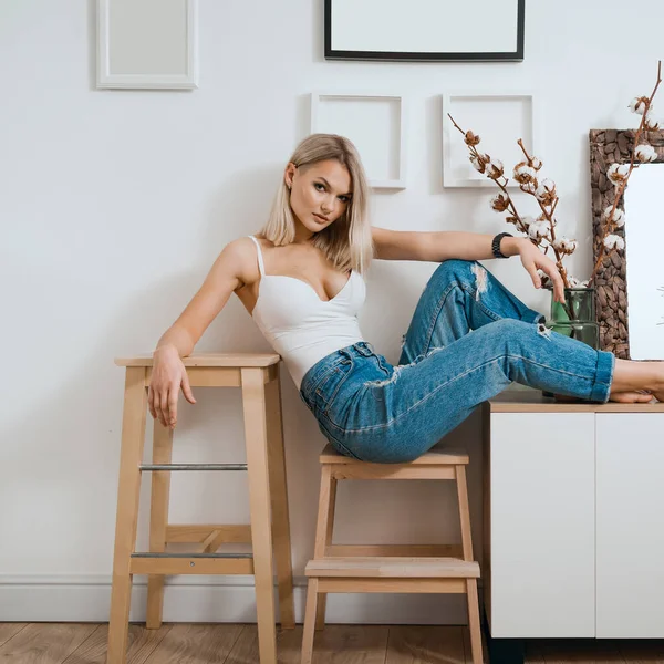 Szőke nő portré ülni a modern otthon belső — Stock Fotó