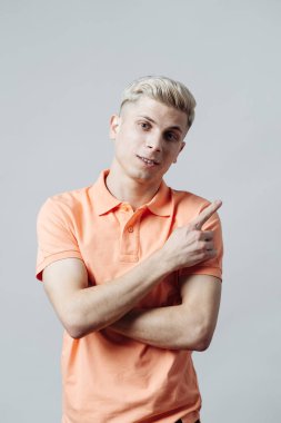 Adam arka planı işaret ediyor.