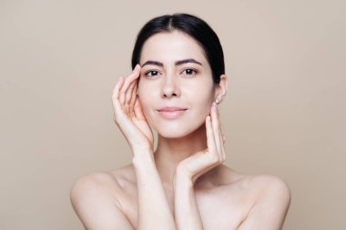 Doğal ciltli bir kadının güzel portresi.