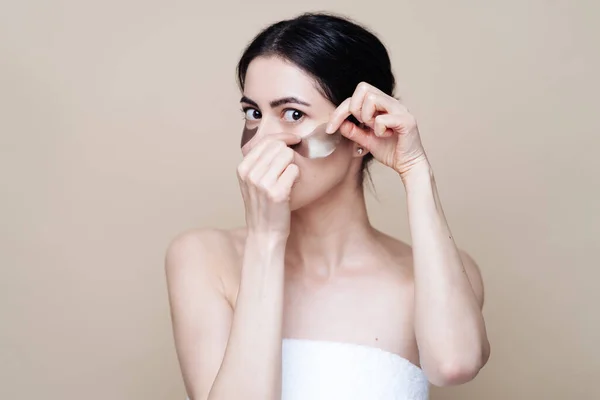 Mujer hermosa joven con piel facial limpia y fresca, utiliza parches para los ojos —  Fotos de Stock