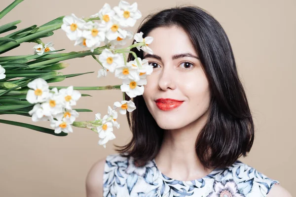 Yüzünde beyaz çiçekler olan güzel genç bir kadın. — Stok fotoğraf