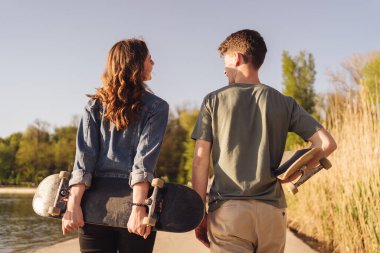 Kız arkadaşı kaykaylarla çıkan genç bir erkek arkadaş.