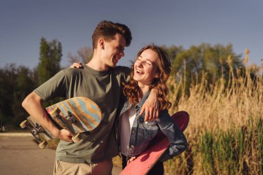 Kız arkadaşı kaykaylarla çıkan genç bir erkek arkadaş.