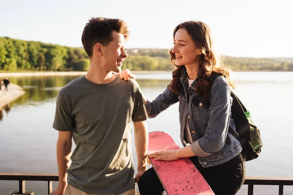 Ung pojkvän med flickvän på dejt med skateboard — Stockfoto