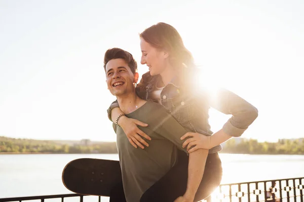 Joven novio con novia en una cita con patinetas —  Fotos de Stock