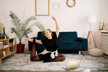 Güzel genç bayan internette bale yapıyor.