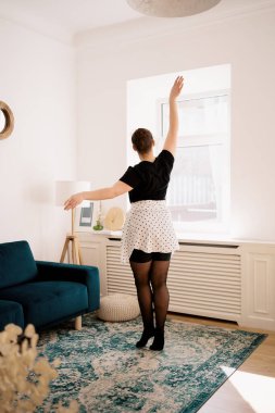 Güzel genç bayan internette bale yapıyor.