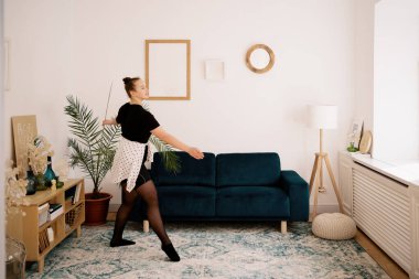 Güzel genç bayan internette bale yapıyor.