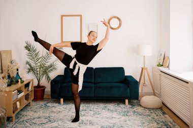 Güzel genç bayan internette bale yapıyor.