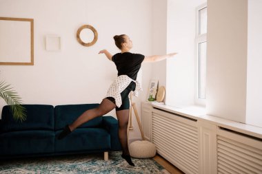 Güzel genç bayan internette bale yapıyor.