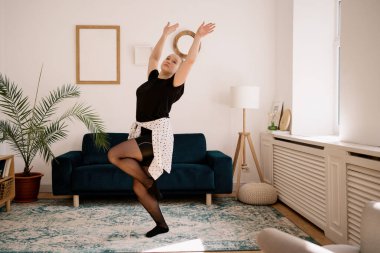 Güzel genç bayan internette bale yapıyor.