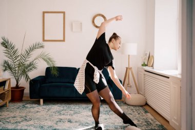 Güzel genç bayan internette bale yapıyor.