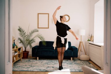 Güzel genç bayan internette bale yapıyor.