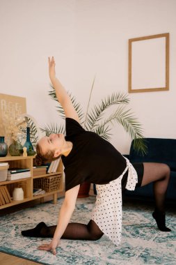 Güzel genç bayan internette bale yapıyor.