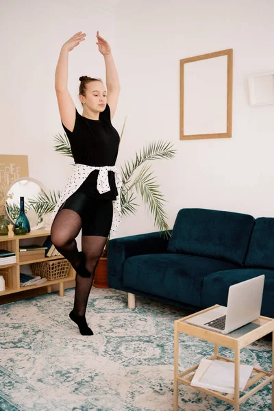 Güzel genç bayan internette bale yapıyor.