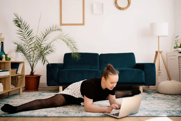 Güzel genç bayan internette bale yapıyor.