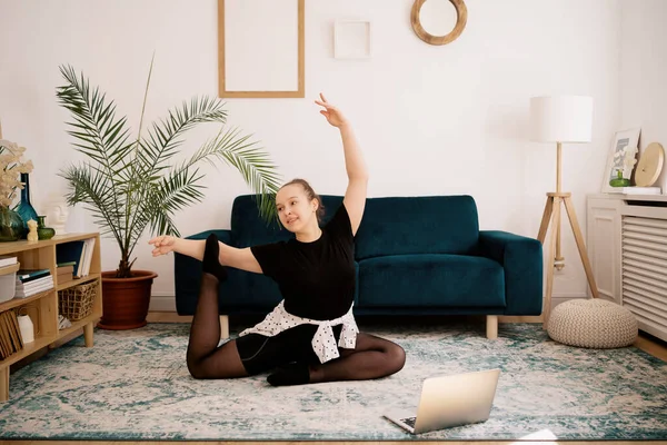 Güzel genç bayan internette bale yapıyor.