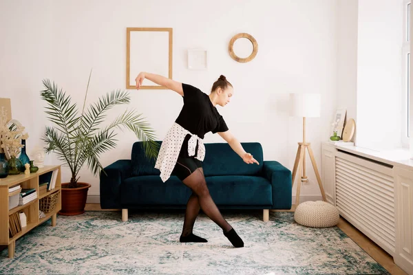 Güzel genç bayan internette bale yapıyor.