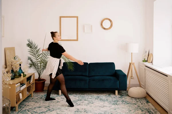 Güzel genç bayan internette bale yapıyor.