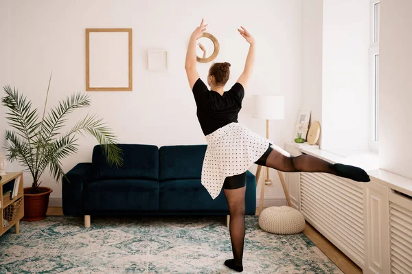 Güzel genç bayan internette bale yapıyor.