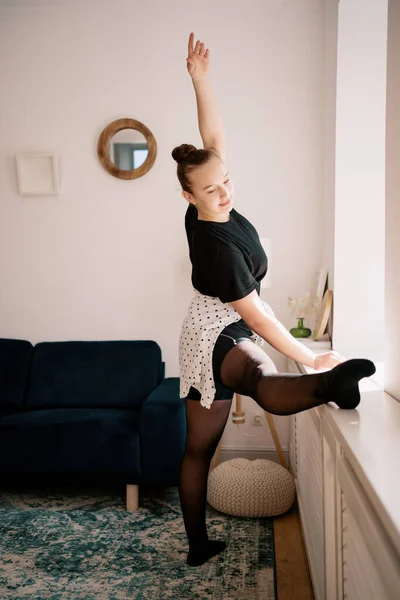 온라인으로 발레 연습하는 예쁜 아가씨 — 스톡 사진