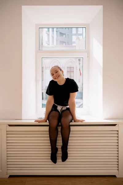 Mignon portrait d'adolescent assis près de la fenêtre — Photo