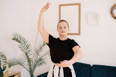 Güzel genç bayan internette bale yapıyor.